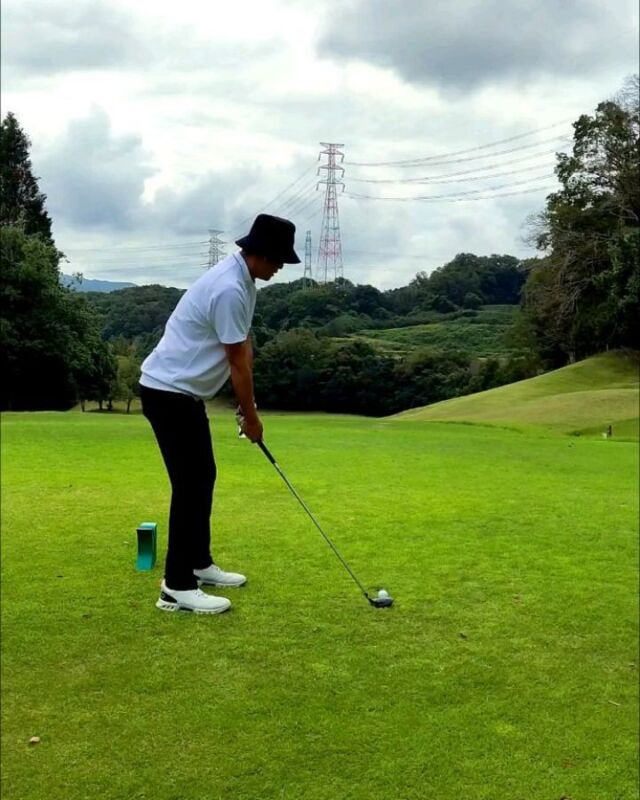 北六甲カントリー倶楽部 最終回⛳
スライスで攻める中年🆚チーピンで攻める若者

ラウンド動画最終回はタイトルの通りですが、果たして結果は・・・。

・・・、勝ち負けつかずっ🤣

結局、ゴルフというスポーツはどんな球を打とうと狙った所に行けば良いのです😊
真っ直ぐ打つのが１番難しいので、僕も真っ直ぐ打とうとするのは辞めました😌
パターくらいかな？真っ直ぐ打つのは😊←打てて無いくせに（笑）

来月のゴルフ部🏌️‍♂️🏌️🏌️‍♀️は、六甲国際ゴルフ倶楽部です⛳

次回ゴルフ部、シャンク🆚イップス乞うご期待❗❓

#第一ゴルフ #第一ゴルフ姫路本店 
#ゴルフ #ゴルフ好きと繋がりたい
#ゴルフ男子 #ゴルフ女子
#三浦技研 #MIURA
#エポン #EPON 
#PXG 
#ジニコ
#インスタゴルフ  #関西ゴルファー  #ゴルフスイング #スイング動画
#名門コース #高速グリーン
#北六甲カントリー倶楽部
#雨ゴルフ #雨男
#ショートホールイップス発動  #ロングホールアレルギー
#忘れてたシャンク復活
#3パット #4パット #常に読みすぎ  # 常にショート #パターで刻む男
#スライスで攻める中年
#チーピンで攻める若者