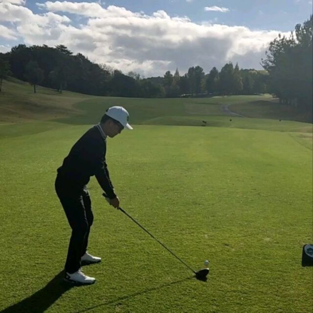 東条ゴルフ倶楽部⛳️
コンペにお呼ばれして弊社の次長と一緒に参戦してきました😊

「結構知っているお客様いてはるし、今日は叩かれへんな！」とお互いにプレッシャーを与えながらのラウンド🏌️🏌️‍♂️🏌️‍♀️

その結果、１番ダボ+2🤷、２番トリ+3🤦

うわぁ・・・、めっちゃ帰りたい（笑）
次長、後は頼んだ（笑）

#第一ゴルフ #第一ゴルフ姫路本店 #姫路
#ゴルフ #ゴルフ好きと繋がりたい
#ゴルフ男子 #ゴルフ女子
#三浦技研 #MIURA
#エポン #EPON 
#PXG 
#インスタゴルフ #カスタムクラブ  #関西ゴルファー 
#ゴルフスイング #スイング動画
#地クラブ好き #地クラブマニア
#チーピン祭り 
#東条ゴルフ倶楽部
#名門コース #高速グリーン 
#ポテチグリーン 
#ショートホールイップス 
#ロングホールアレルギー
#ギックリ腰の次はギッ首
#ゴルフコンペ
#ティーアップ整体院